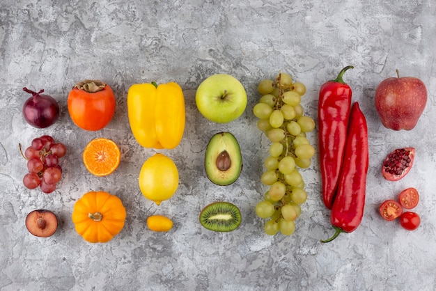 Bovenaanzicht groenten en fruit arrangement