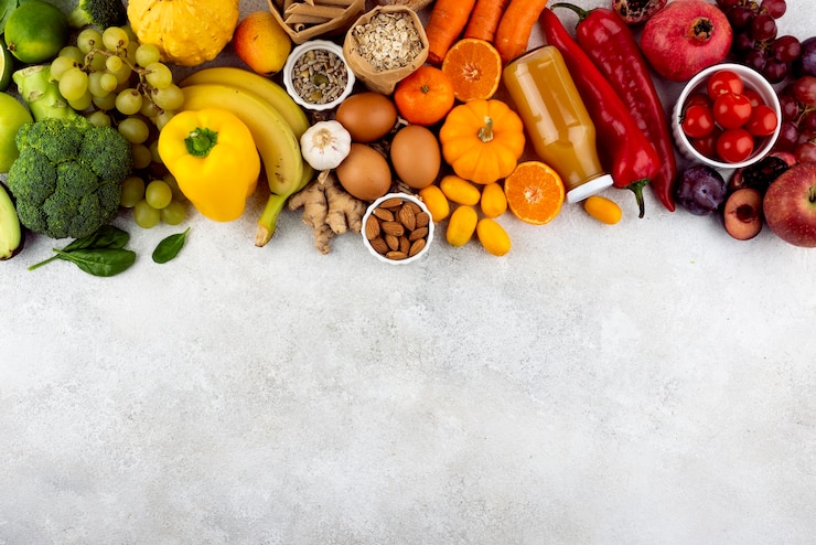 Gratis Foto bovenaanzicht groenten en fruit met kopieerruimte