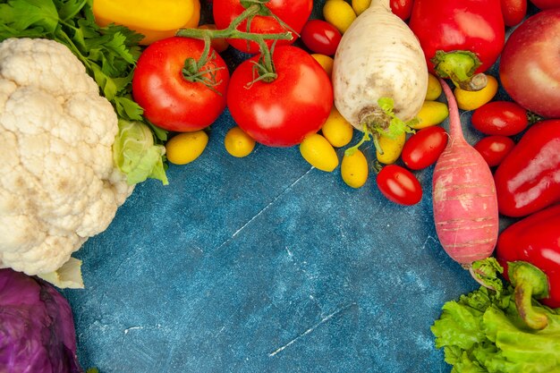 Bovenaanzicht groenten en fruit op blauwe tafel