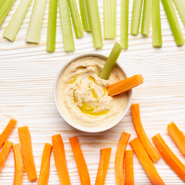 Gratis Foto bovenaanzicht groenten en humus arrangement