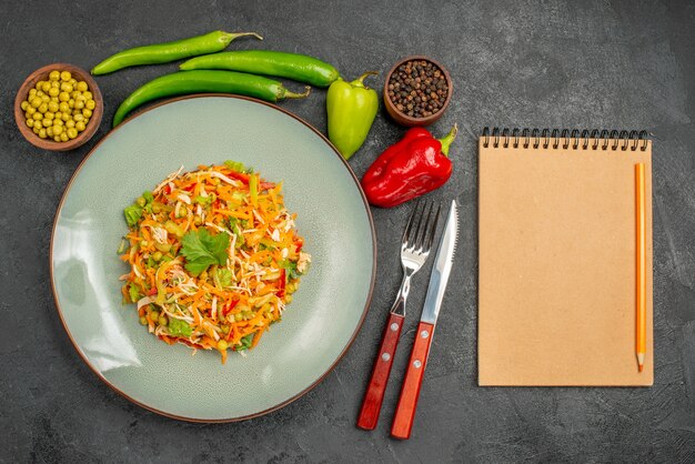 Bovenaanzicht groentesalade met paprika's op het grijze dieet voor gezondheidssalades