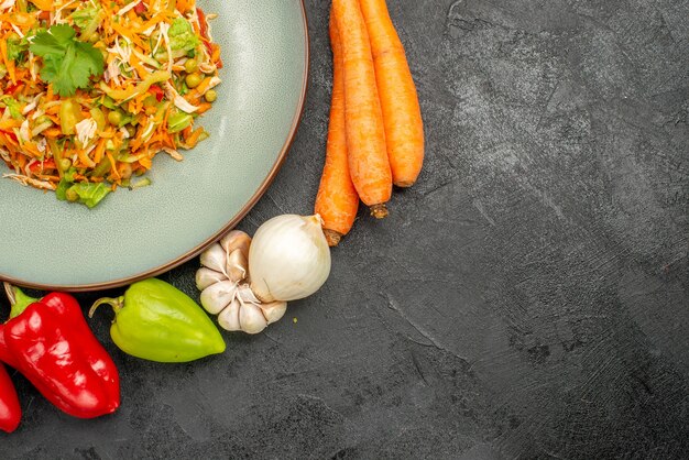 Bovenaanzicht groentesalade met verse groenten op grijze dieetvoedselsalade gezondheid