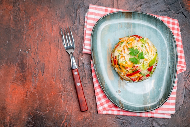 Bovenaanzicht groentesalade ronde binnenplaat op de donkere tafel