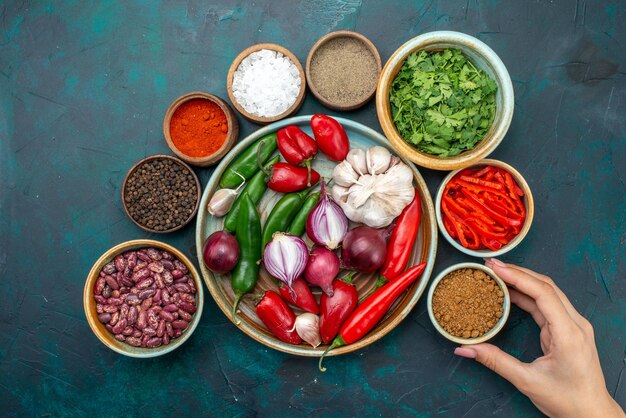 Bovenaanzicht groentesamenstelling uien knoflook greens en paprika op donkere bureau groente eten maaltijd salade kleurenfoto