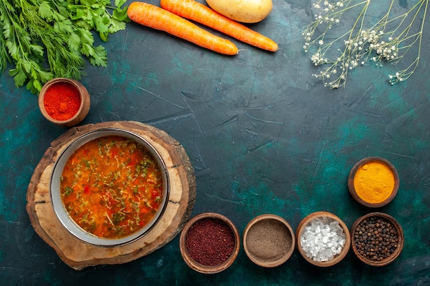 Bovenaanzicht groentesoep met kruiden op donkergroene achtergrond ingrediënt soep maaltijd voedsel groente