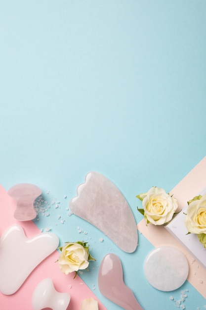 Gratis foto bovenaanzicht gua sha en bloemen assortiment