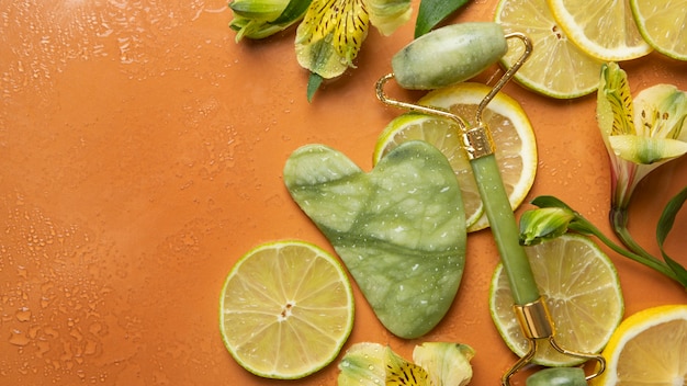 Bovenaanzicht gua sha en citrus arrangement