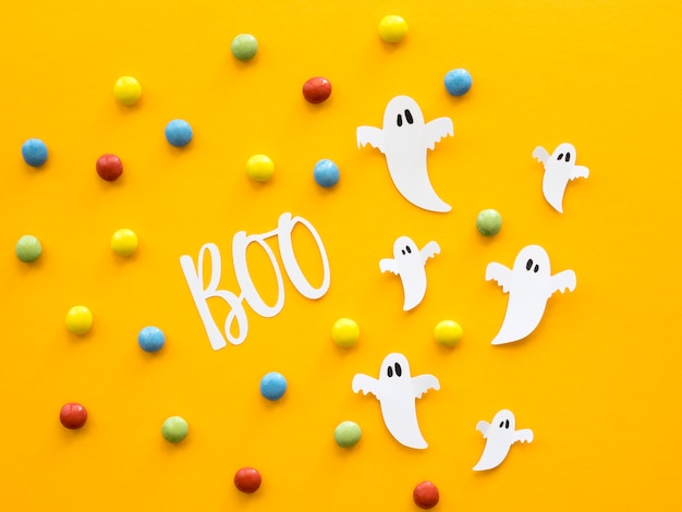 Gratis foto bovenaanzicht halloween concept met snoep