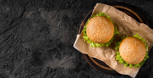 Gratis foto bovenaanzicht hamburgers met kopie-ruimte