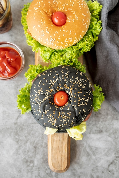 Gratis foto bovenaanzicht hamburgers op snijplank