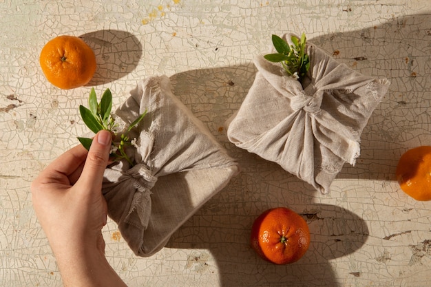 Bovenaanzicht hand met furoshiki-pakket