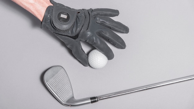 Bovenaanzicht hand met golfbal