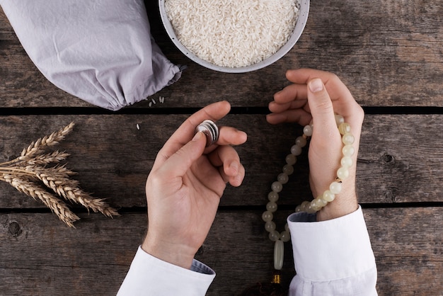 Bovenaanzicht hand met zilveren munten