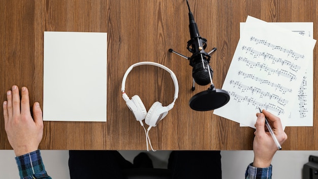 Gratis foto bovenaanzicht hand schrijven van muziek