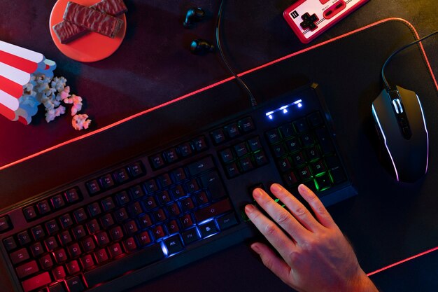 Bovenaanzicht hand typen op toetsenbord