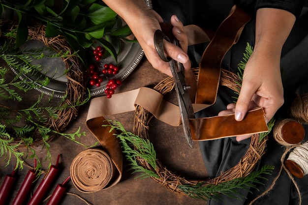 Gratis foto bovenaanzicht handen die adventskrans monteren