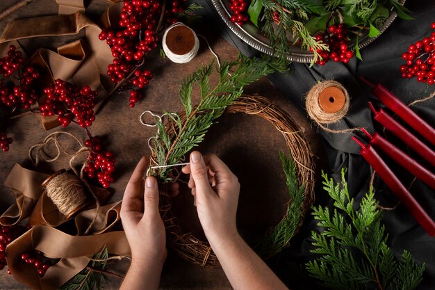 Bovenaanzicht handen die adventskrans monteren