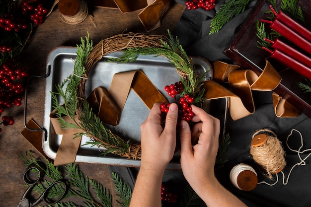 Bovenaanzicht handen die adventskrans monteren