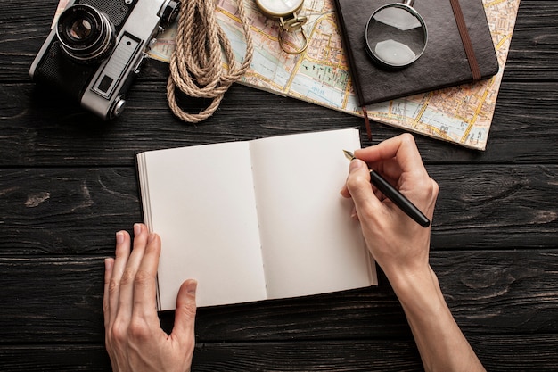 Bovenaanzicht handen schrijven op notebook