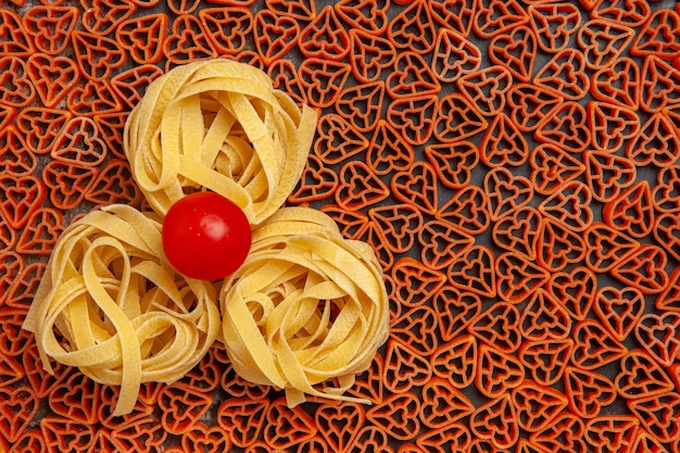 Bovenaanzicht hartvormige Italiaanse pasta tagliatelle cherrytomaat kopieerplaats