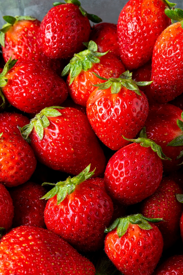 Gratis Foto bovenaanzicht heerlijk aardbeien arrangement