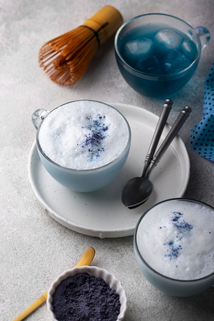 Gratis foto bovenaanzicht heerlijk blauw matcha recept