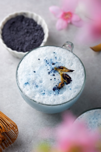 Gratis foto bovenaanzicht heerlijk blauw matcha recept