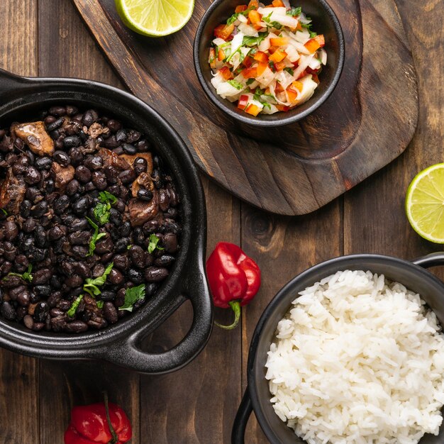 Bovenaanzicht heerlijk Braziliaans eten arrangement