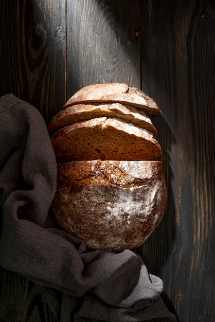 Bovenaanzicht heerlijk brood op tafel