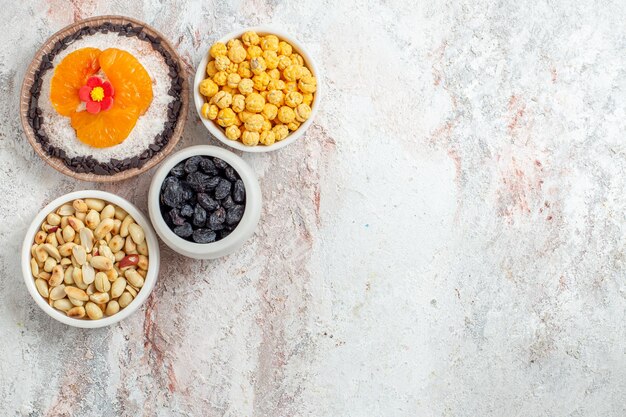 Bovenaanzicht heerlijk chocoladedessert met noten en rozijnen op witte achtergrond noot dessert zoete room