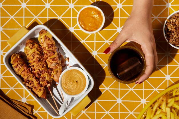 Bovenaanzicht heerlijk corndogs assortiment