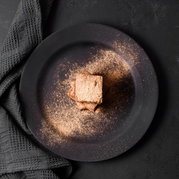 Bovenaanzicht heerlijk dessert bedekt met cacao