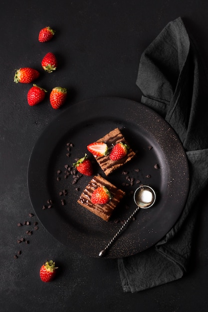 Bovenaanzicht heerlijk dessert met aardbeien