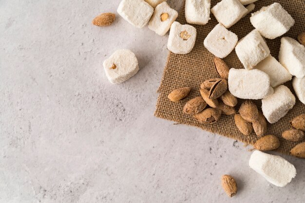 Bovenaanzicht heerlijk dessert met amandelen