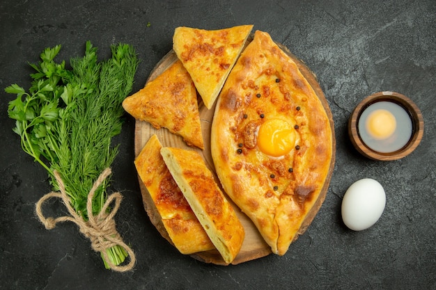 Bovenaanzicht heerlijk eierbrood gebakken met Groenen op een grijze ruimte