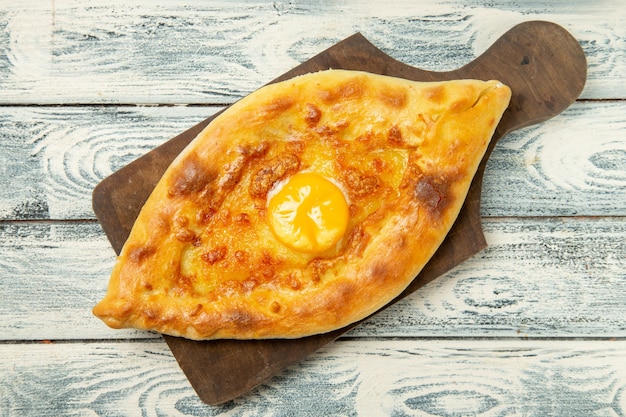 Bovenaanzicht heerlijk eierbrood gebakken op grijs rustiek bureau