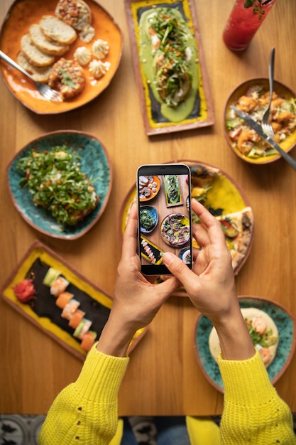 Gratis foto bovenaanzicht heerlijk eten arrangement