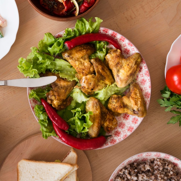 Bovenaanzicht heerlijk eten bord arrangement