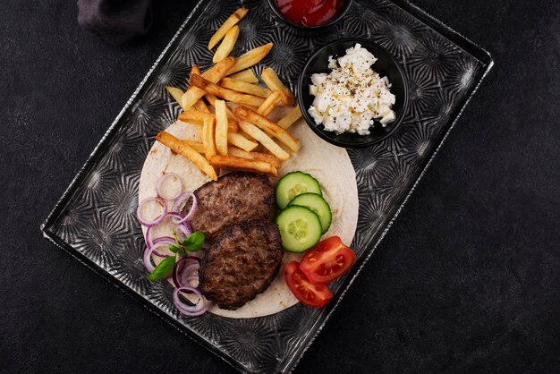 Bovenaanzicht heerlijk eten op dienblad