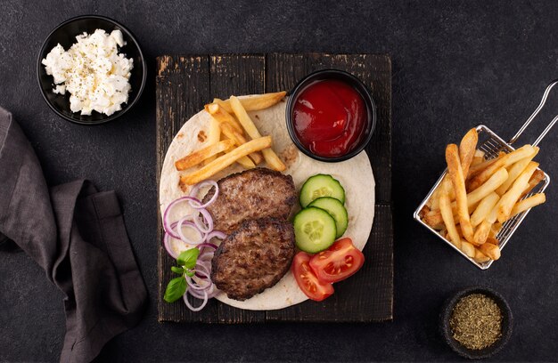 Bovenaanzicht heerlijk eten op een houten bord