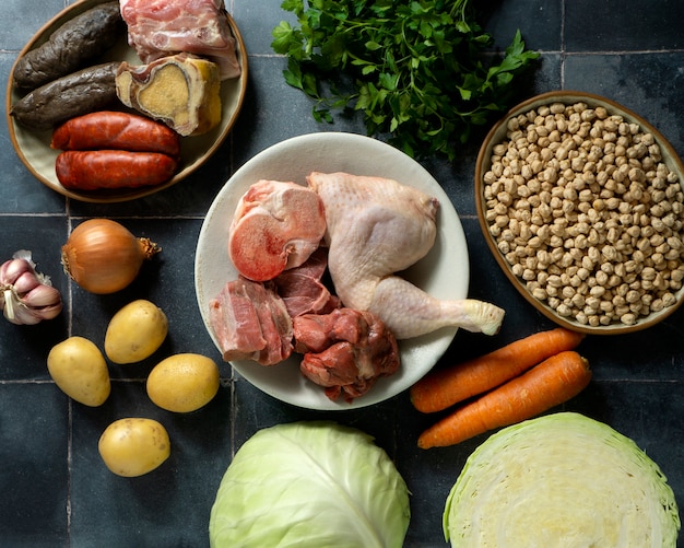 Gratis foto bovenaanzicht heerlijk eten op tafel