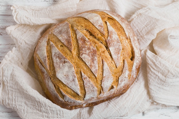 Bovenaanzicht heerlijk gebakken brood op witte doek