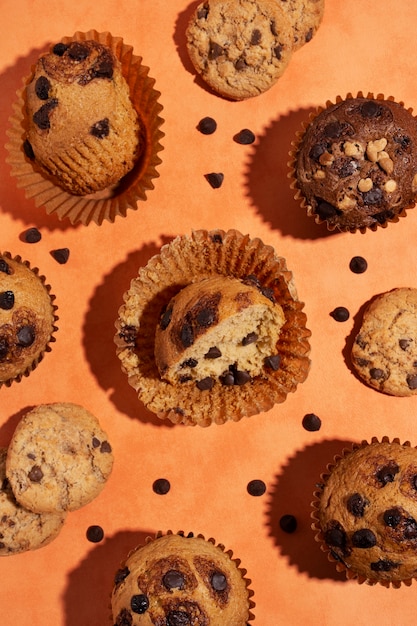 Gratis foto bovenaanzicht heerlijk muffins arrangement