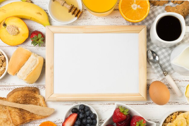 Bovenaanzicht heerlijk ontbijt met bord