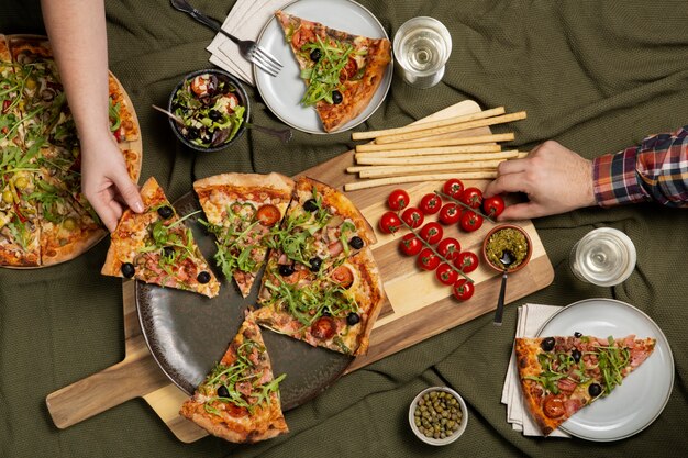 Bovenaanzicht heerlijk pizza arrangement
