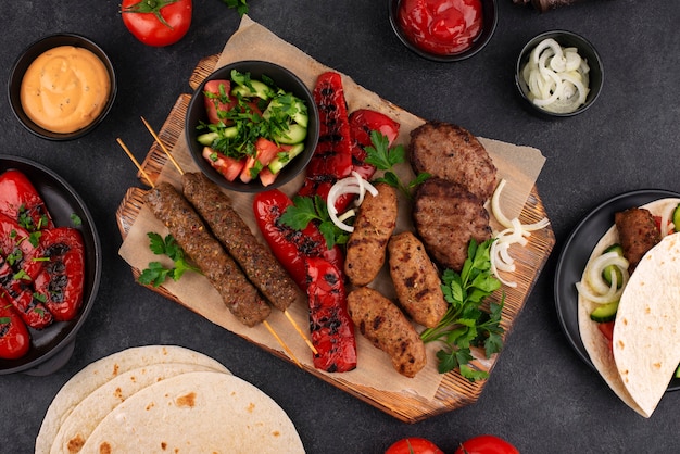 Bovenaanzicht heerlijk Servisch eten arrangement