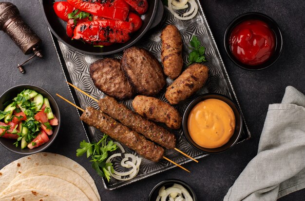 Bovenaanzicht heerlijk Servisch eten arrangement