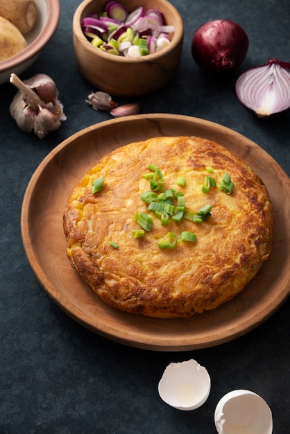 Gratis foto bovenaanzicht heerlijk spaans tortilla stilleven