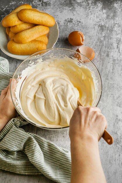 Bovenaanzicht heerlijk tiramisu-assortiment
