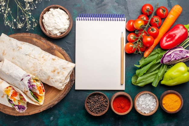 Bovenaanzicht heerlijk vlees sandwich gemaakt van vlees gegrild aan het spit met kruiden en groenten op blauwe achtergrond sandwich hamburger vlees eten maaltijd lunch